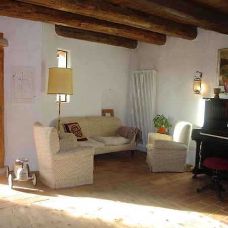 La Casa Altrui- Camere E Zona Relax Con Giardino 코레도 외부 사진