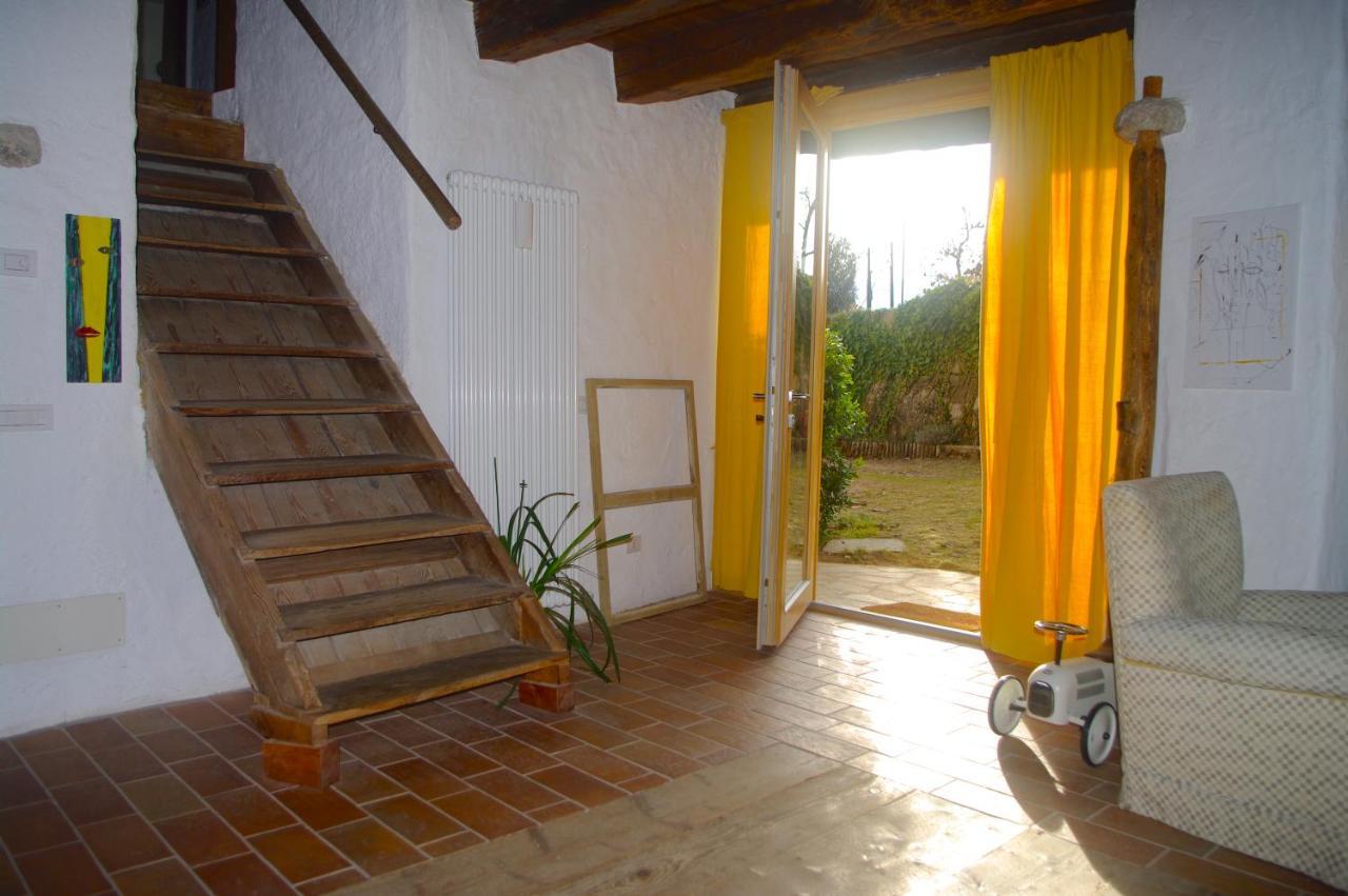 La Casa Altrui- Camere E Zona Relax Con Giardino 코레도 외부 사진