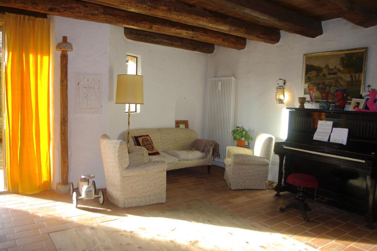 La Casa Altrui- Camere E Zona Relax Con Giardino 코레도 외부 사진