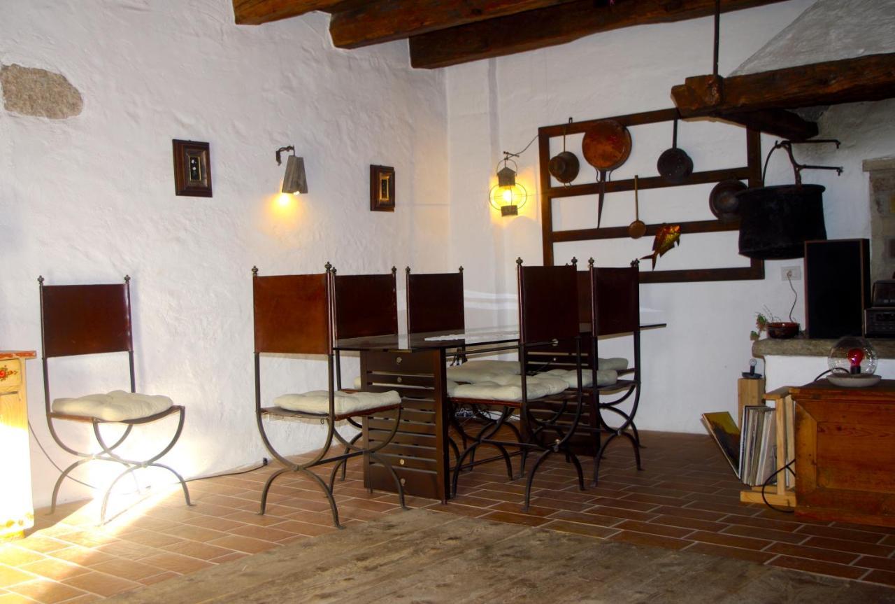 La Casa Altrui- Camere E Zona Relax Con Giardino 코레도 외부 사진